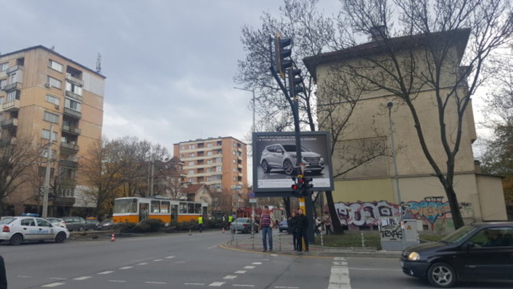 Трамвай и лек автомобил се удариха в София