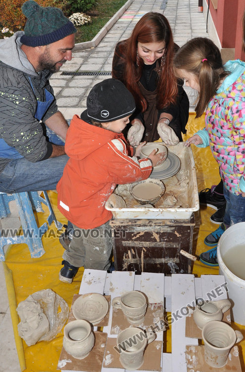 3-годишен вае глинени съдове в работилница
