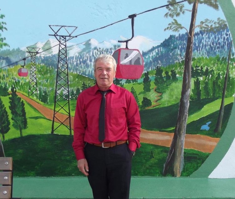 Изселник от Бурса дари книги на турски език на библиотеката в Млечино