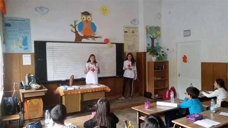 Доброволци от Младежкия червен кръст проведоха 16 ателиета с ученици по темите за стреса, емоциите и взаимоотношенията