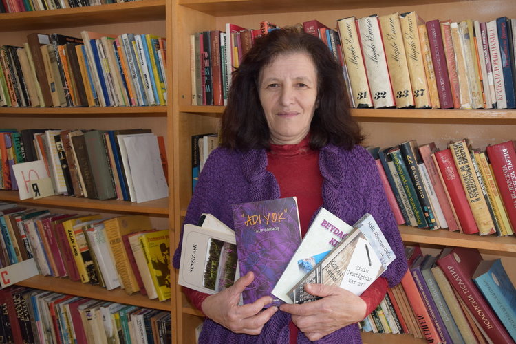 Изселник от Бурса дари книги на турски език на библиотеката в Млечино