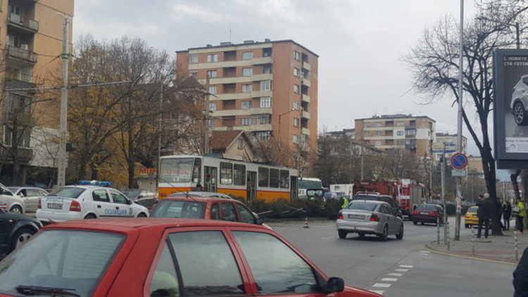 Трамвай и лек автомобил се удариха в София