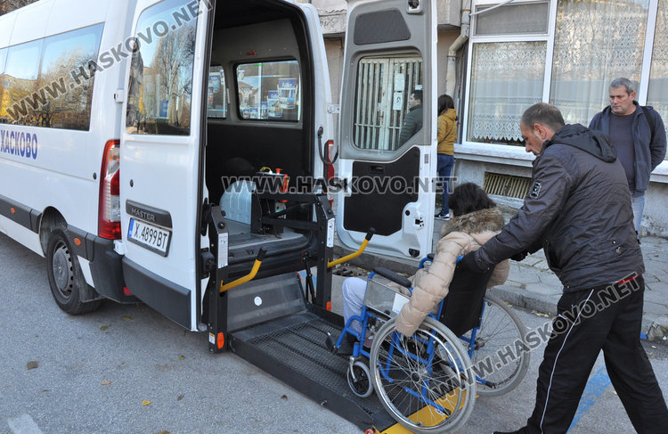 Извозват хора с увреждания до урните с бус с падащ борд