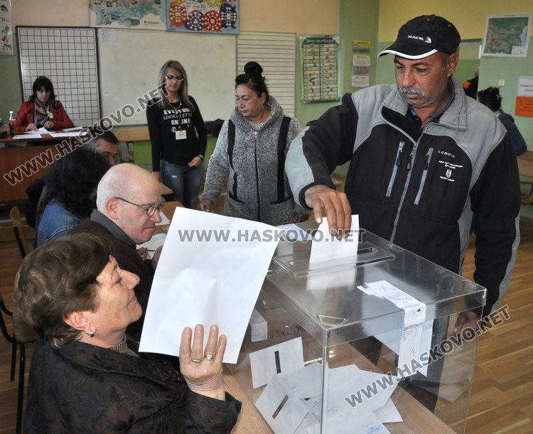 240 366 от областта избират пети президент на Републиката