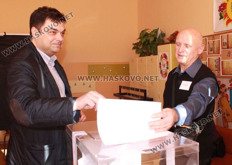 Кметът Иво Димов упражни своя вот на втория тур в президенските избори в секция №15, намираща се в ОУ "Алеко Констентинов" 