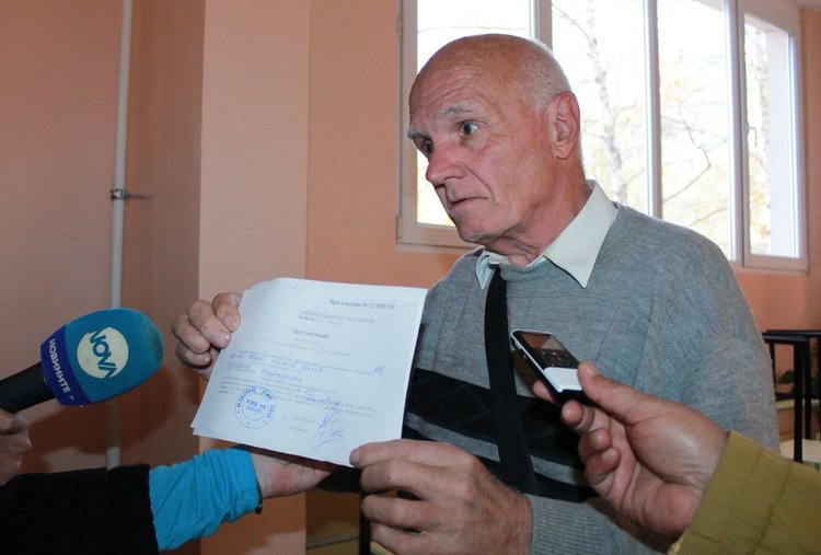 Каню Колев показа документ, според който той е председател на секцията