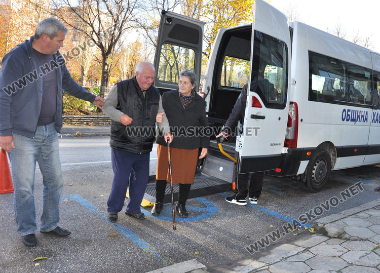 Извозват хора с увреждания до урните с бус с падащ борд