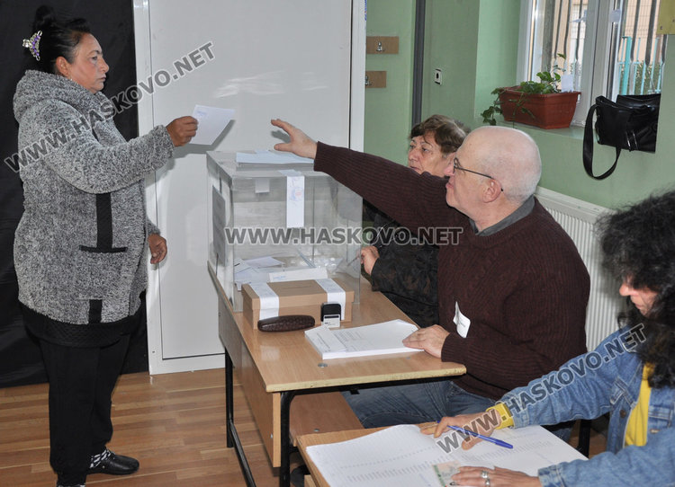 240 366 от областта избират пети президент на Републиката