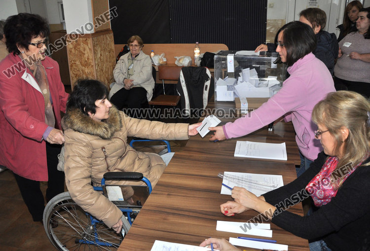 Извозват хора с увреждания до урните с бус с падащ борд