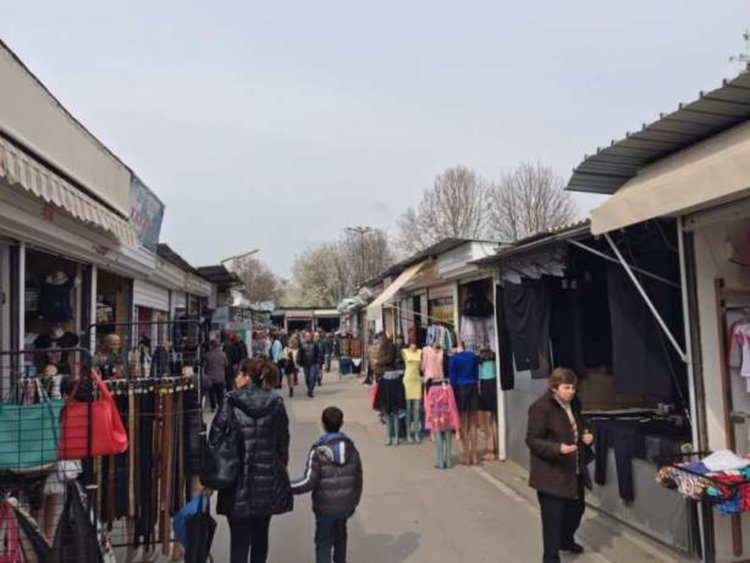 Неделен пазар посреща клиенти в деня на балотажа