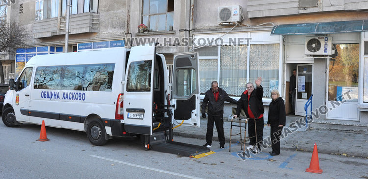 Извозват хора с увреждания до урните с бус с падащ борд
