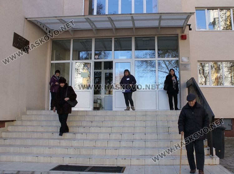 Двете секции- №15 и №17 се намират в ОУ "Алеко Константинов"