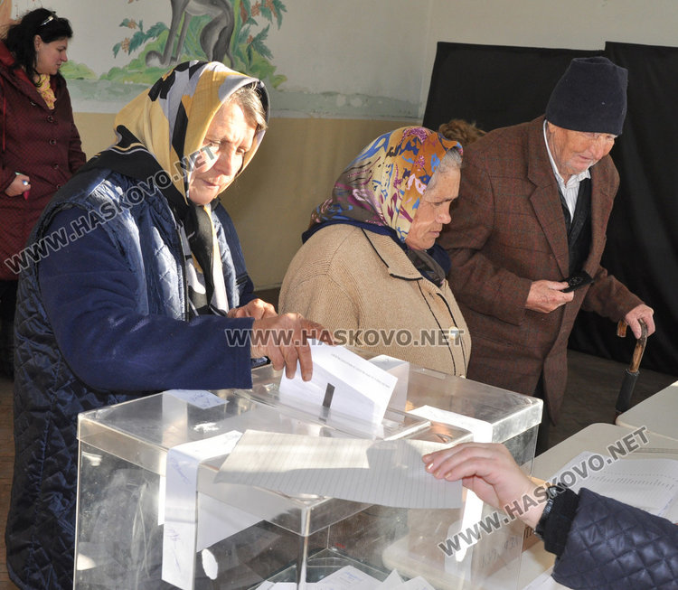 240 366 от областта избират пети президент на Републиката