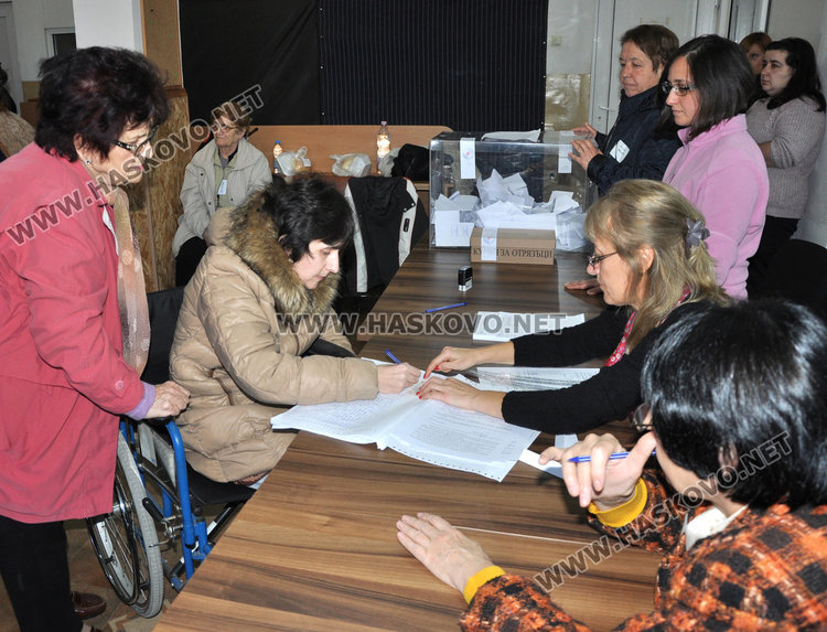 Извозват хора с увреждания до урните с бус с падащ борд