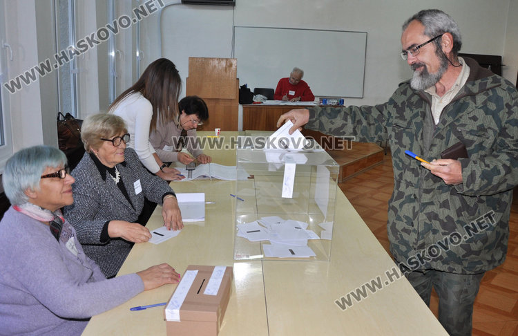 240 366 от областта избират пети президент на Републиката