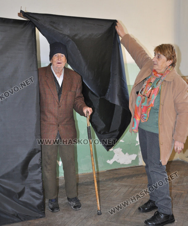 240 366 от областта избират пети президент на Републиката