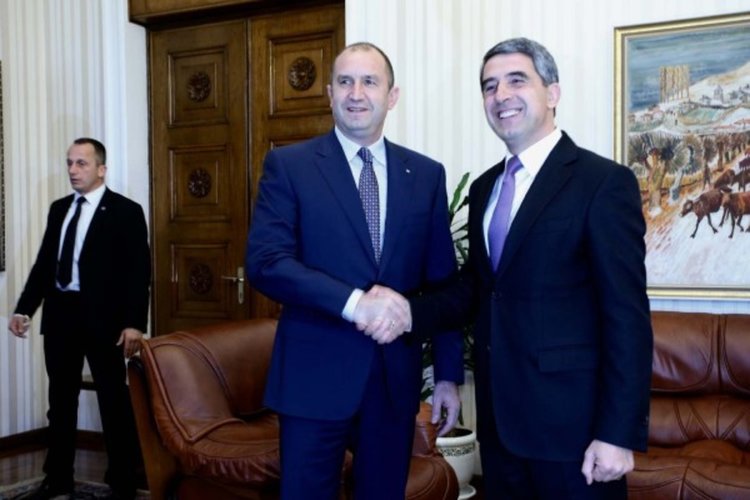 Заедно Плевнелиев и Радев редят служебния кабинет