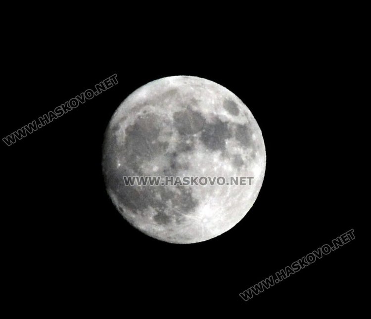 Наблюдаваха Супер Луна в Димитровград въпреки облаците