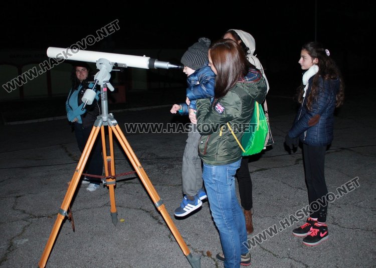 Първите желаещи да видят Супер Луната с помощта на телескоп