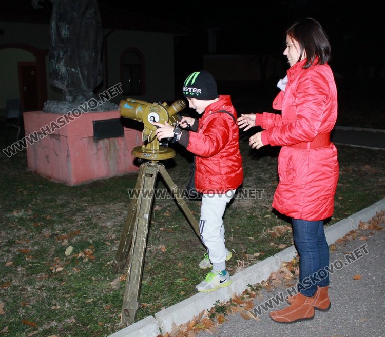 Наблюдаваха Супер Луна в Димитровград въпреки облаците