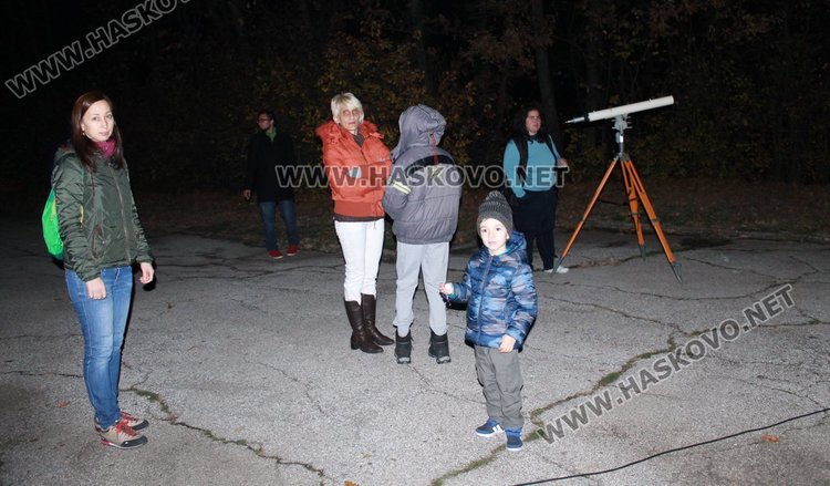 Наблюдаваха Супер Луна в Димитровград въпреки облаците