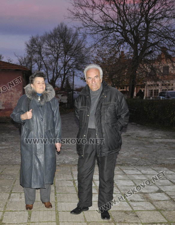 гордитет родители на Президента Румен Радев Станка и Георги на мегдана в село Славяново в нощта на вота