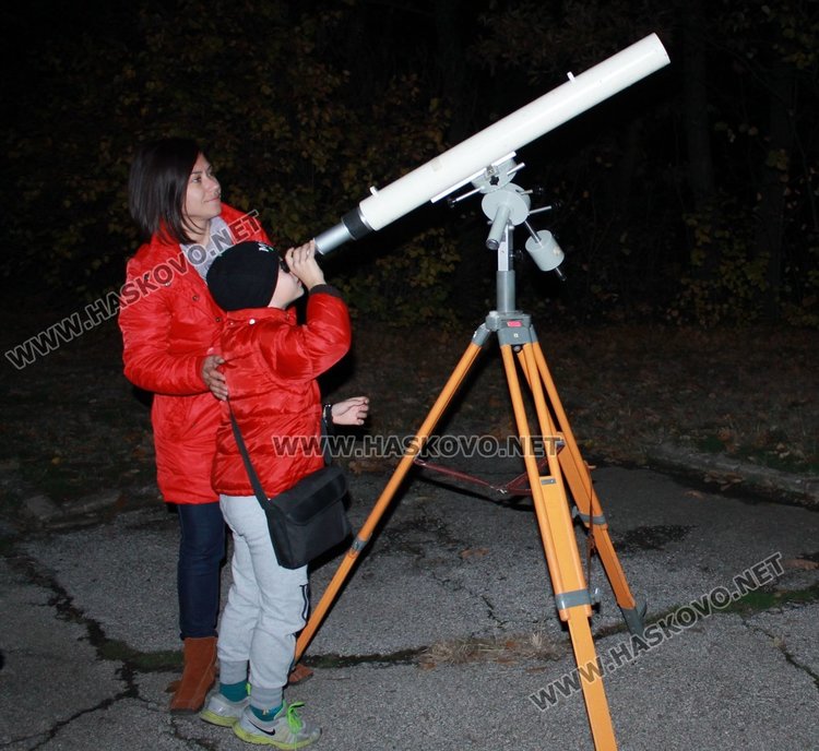 Наблюдаваха Супер Луна в Димитровград въпреки облаците