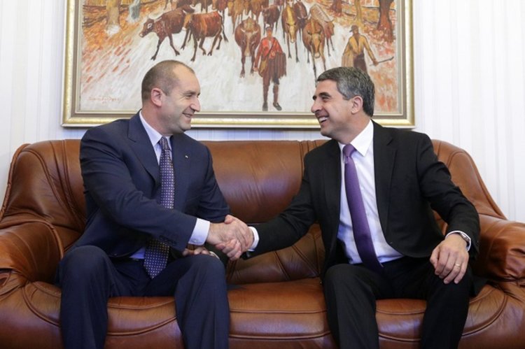 Заедно Плевнелиев и Радев редят служебния кабинет