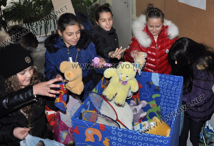 Четвъртокласници от „Смирненски“ дариха играчки за бедни деца
