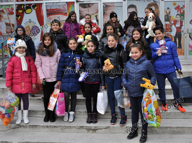 Четвъртокласници от „Смирненски“ дариха играчки за бедни деца