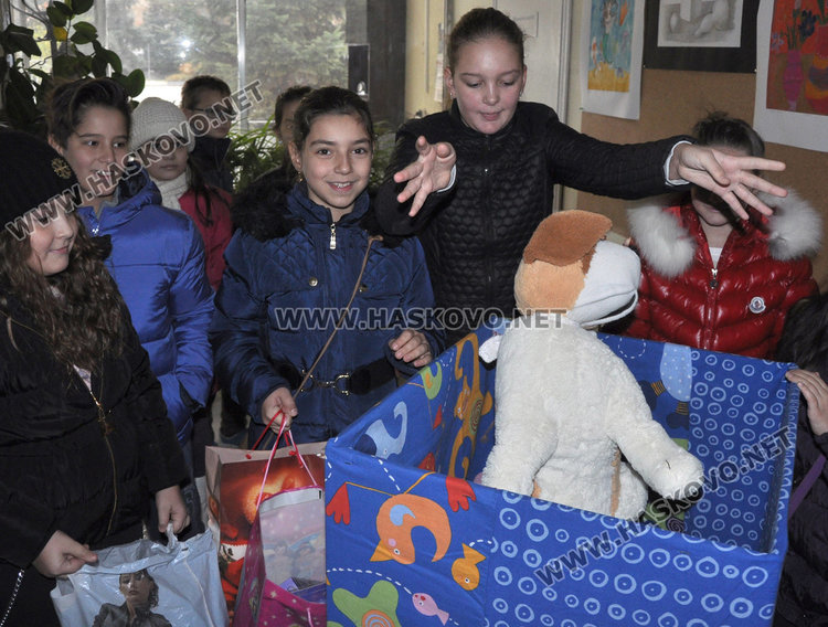 Четвъртокласници от „Смирненски“ дариха играчки за бедни деца