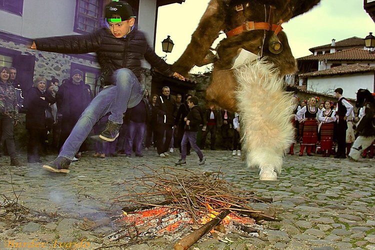 Снимката е от личната страница в социалната мрежа на Ивайло Бурдев, който отразява всички интересни събития в родния Златоград , а обективът му не пропуска и природните красоти в региона