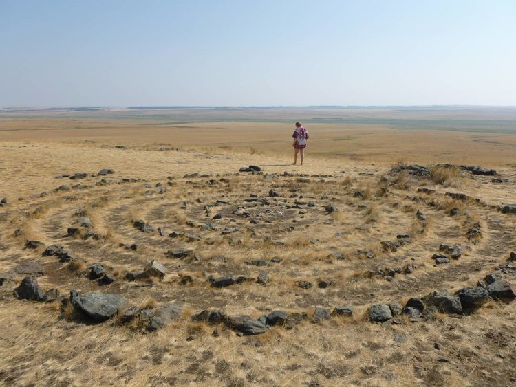 На платото има стотици строения и градове, или духовни центрове, строени от същите строители