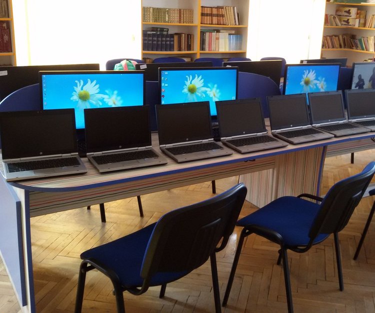 Дариха 10 лаптопа на ОУ "П.Славейков"