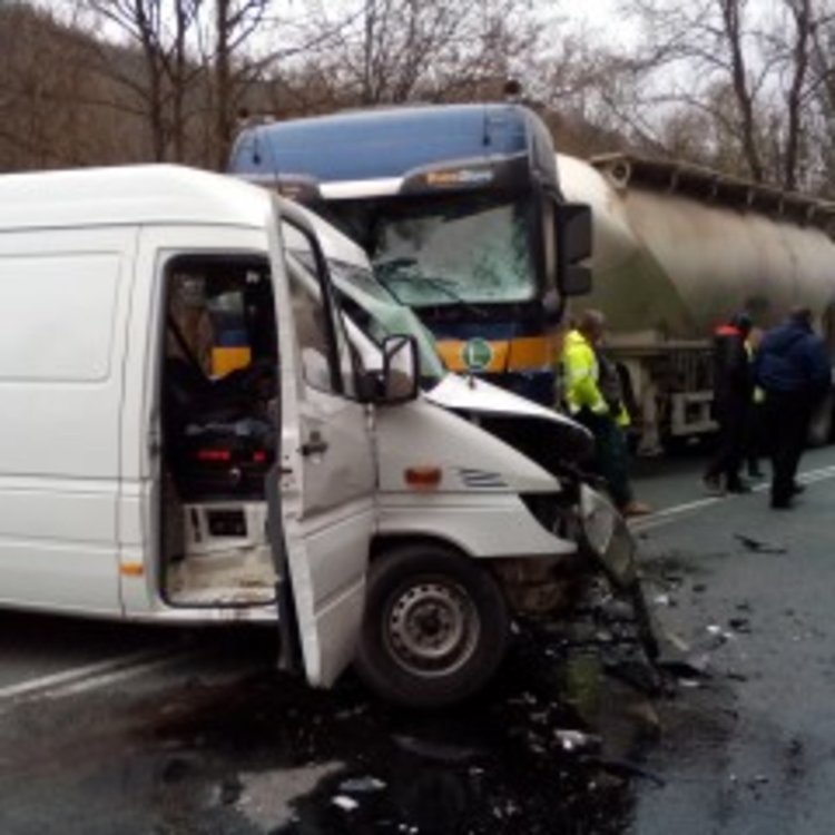 Удар между лек автомобил, микробус и ТИР блокира Е-79