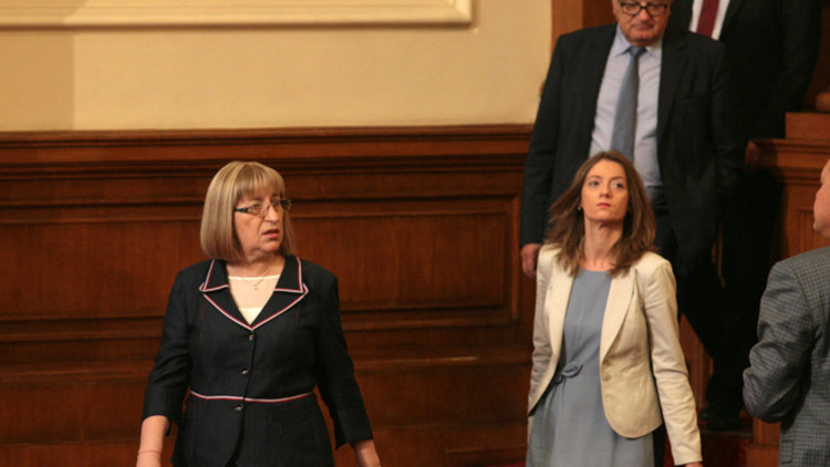 Цачева пое отново ръководството на Народното събрание