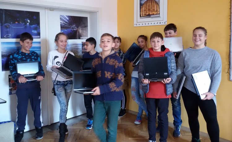 Дарение от 10 преносими компютри получи димитровградското ОУ "П.Славейков"