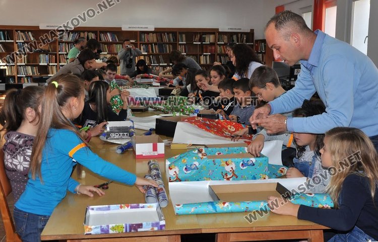 Димитровградски деца изработваха коледни кутии в деня на толерантността