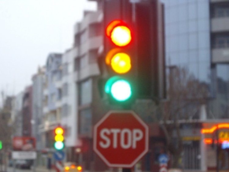 Светофарите у нас работят по архаична формула