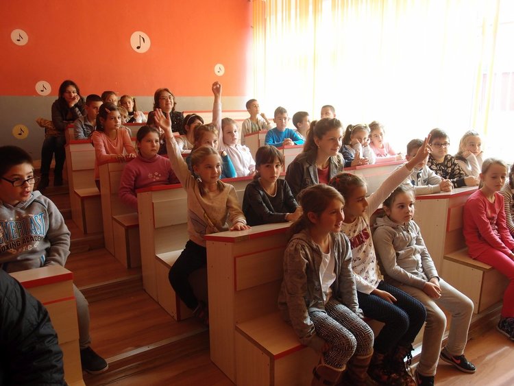 Детският писател Петя Дичева гостува на славейковци