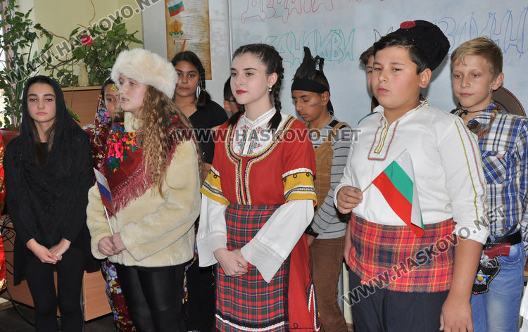 Деца от 5 континента изнесоха урок по география в училище