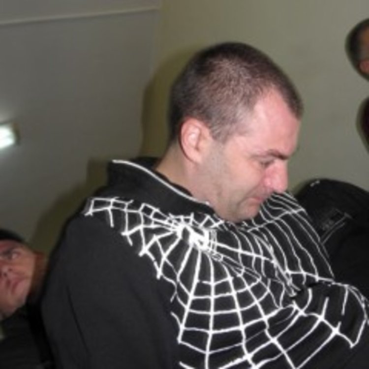 Фалстарт на делото срещу Ембака, ударил колата на съдията