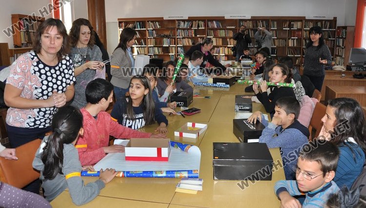 Димитровградски деца изработваха коледни кутии в деня на толерантността