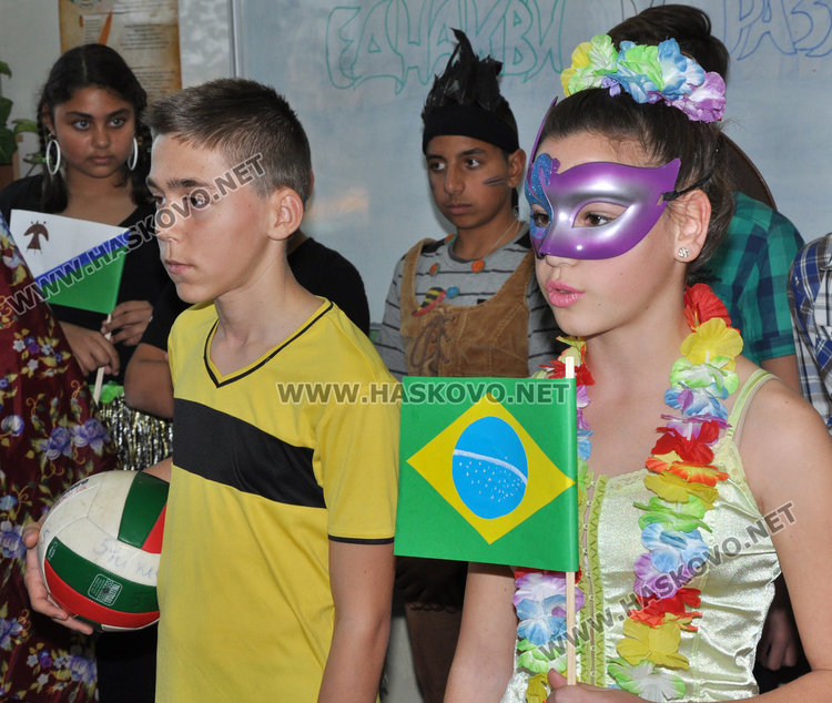 Деца от 5 континента изнесоха урок по география в училище