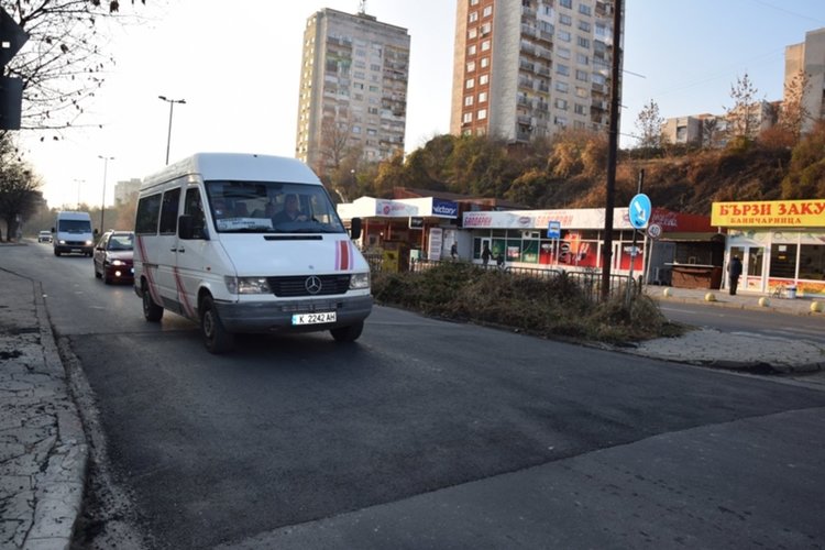 Слагат „легнали полицаи” на възлови места във „Възрожденци”