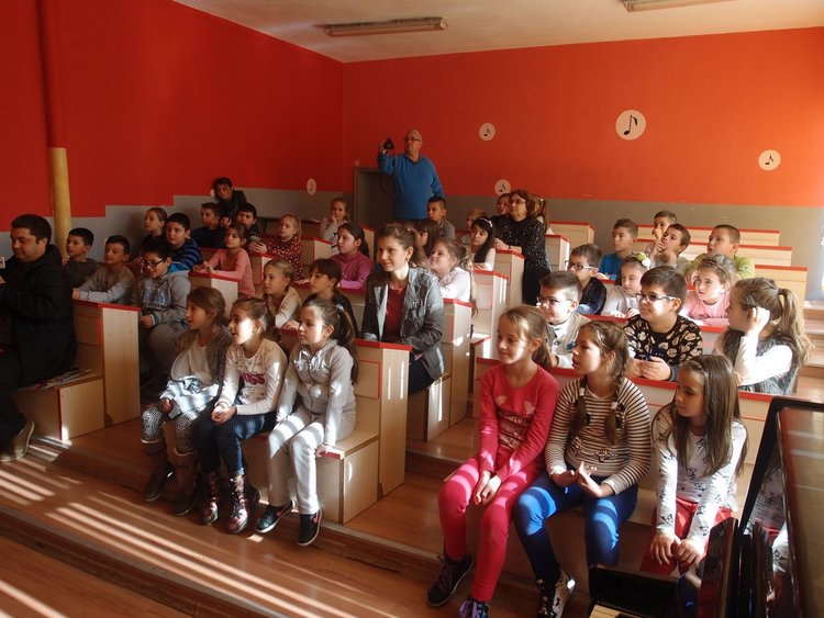 Детският писател Петя Дичева гостува на славейковци