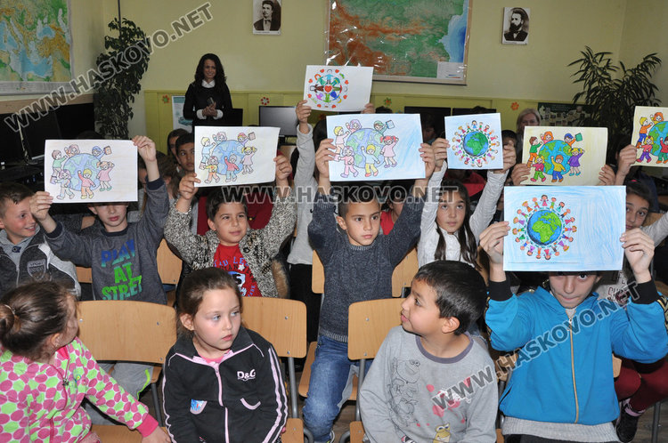 Деца от 5 континента изнесоха урок по география в училище