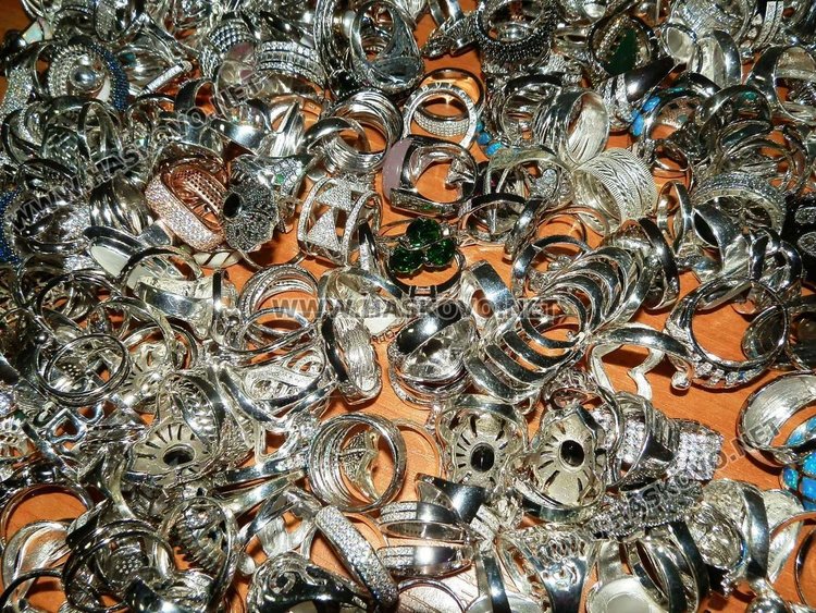 Сръбски автобус със скривалища вози контрабандно сребро от Турция