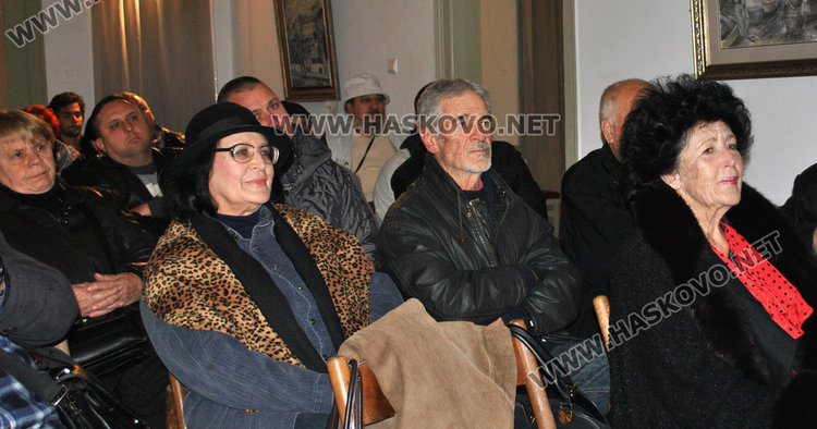 Стихиите Ива Николова и Владо Пенев се срещат в „12 квадрата“