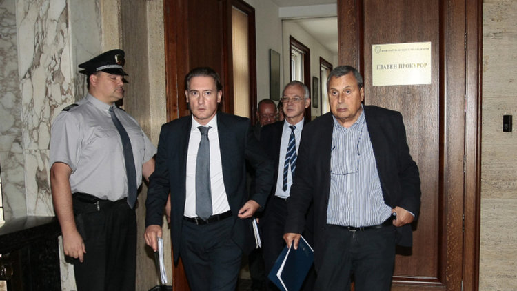 И бизнесът предупреди за популизъм